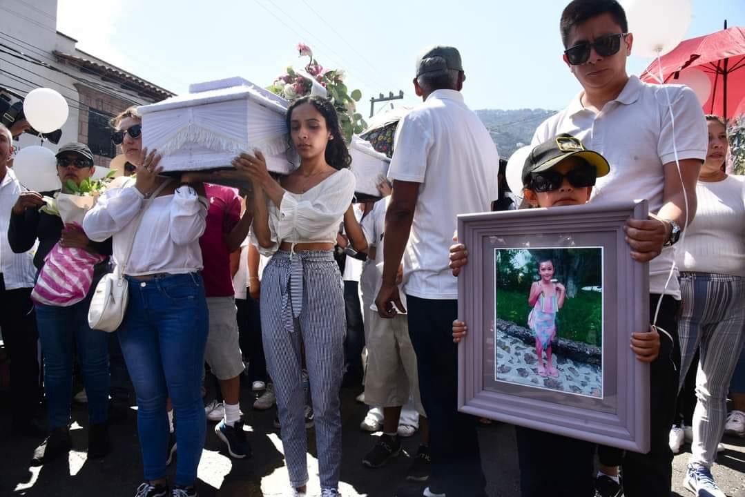 Al grito de justicia para Camila le dan el último adiós