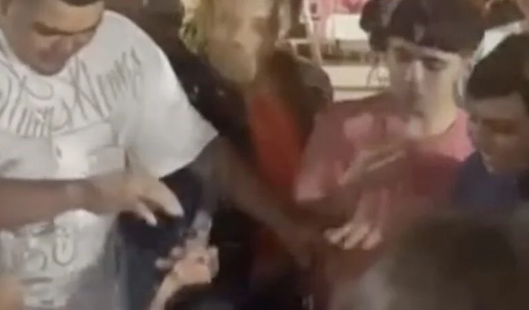 Apuñaló a su mejor amigo por empujarla a su pastel en la tradicional «mordida»