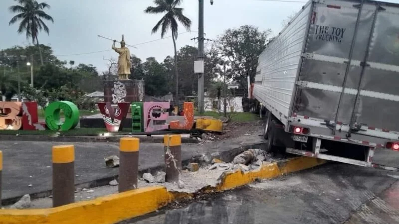 Tráiler derrapa y se impacta contra glorieta de monumento a Cuauhtémoc en Pueblo Viejo
