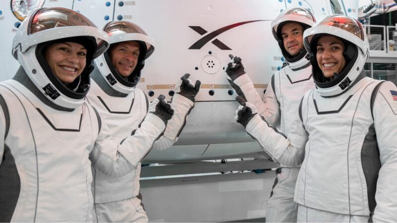 SpaceX presenta los nuevos trajes para actividades fuera de la nave espacial «Dragon»