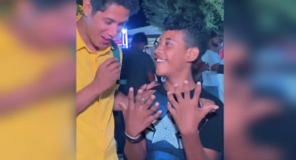 Niño en Veracruz sorprende al mostrar sus seis dedos en cada mano