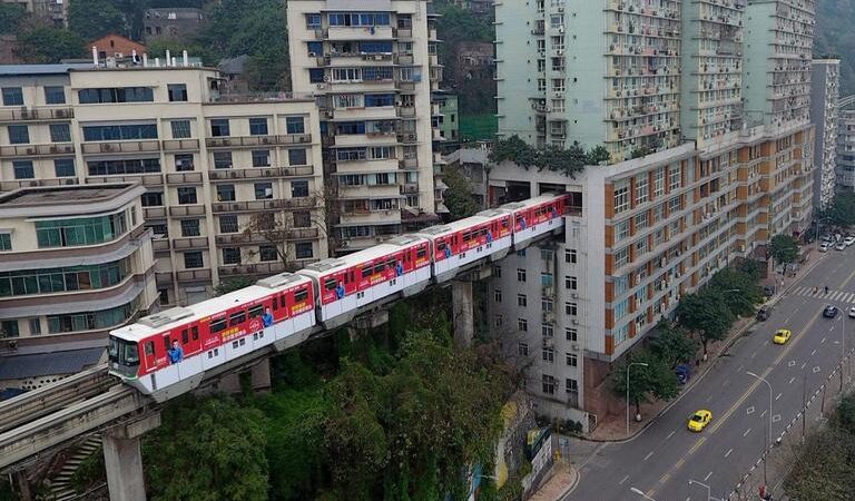 Así es el tren que cruza por dentro de un edificio en China
