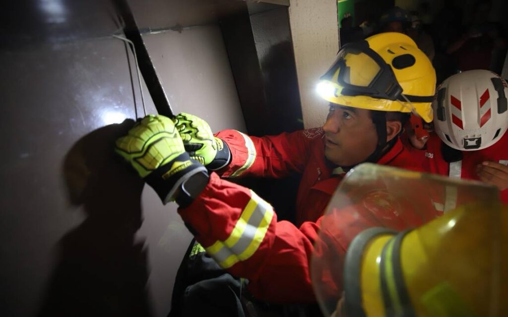 Cae elevador desde el quinto piso de un hotel en Guadalajara con deportistas en su interior