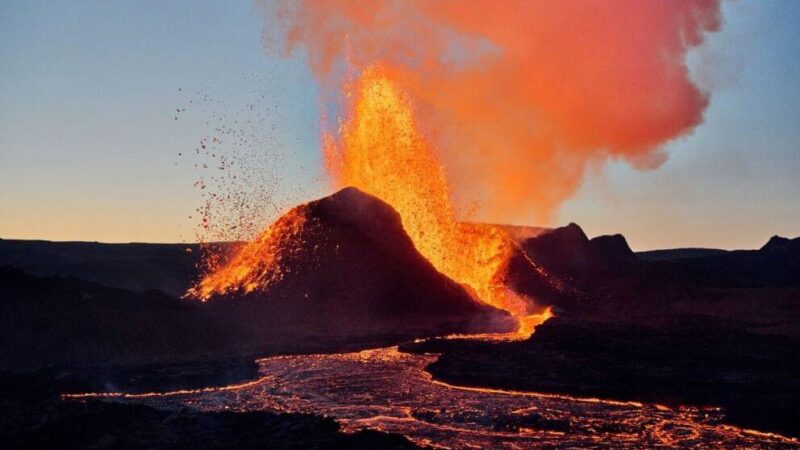 El volcán Grindavik entró en erupción en Islandia, emiten alerta máxima