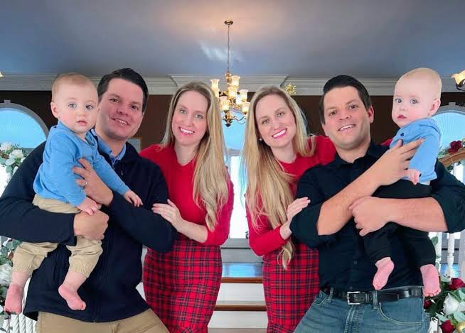 Hermanas gemelas que se casaron con gemelos revelan que sus hijos son hermanos y primos