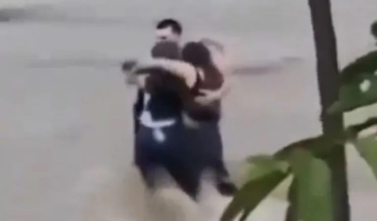 3 amigos abrazados fueron captados momentos antes de morir arrastrados por el río en Italia&nbsp;