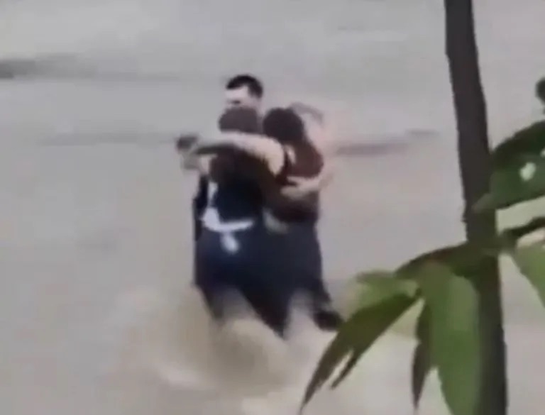 3 amigos abrazados fueron captados momentos antes de morir arrastrados por el río en Italia 