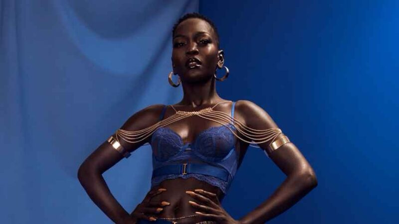 La modelo Nyakim Gatwech, de refugiada a ‘Queen of Dark’: «Me han dicho muchas veces que blanquee mi piel»