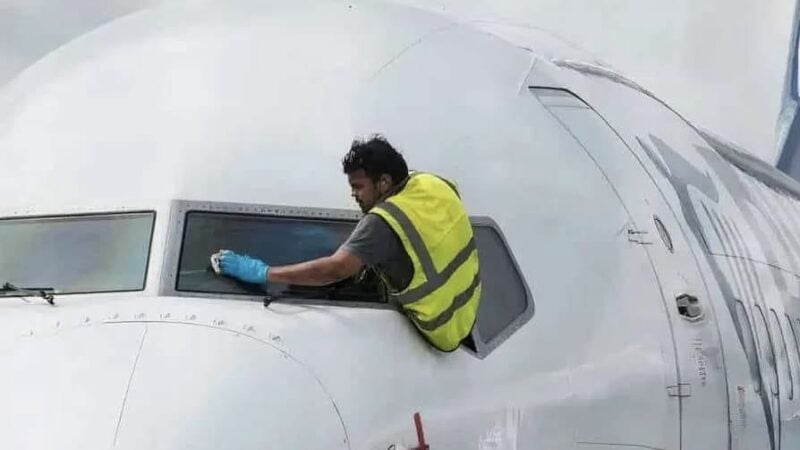 Un limpiador de aviones estaba limpiando la cabina del piloto y esto fue lo que sucedió