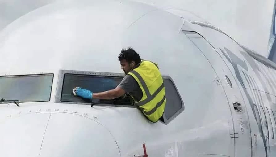 Un limpiador de aviones estaba limpiando la cabina del piloto y esto fue lo que sucedió