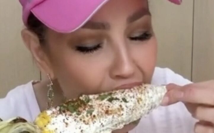 ¡Les puso cilantro! Critican a Thalía por preparar elotes y le dicen que son como las enfrijoladas de Anahí