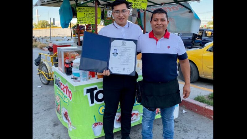 “Bendito sea el trabajo de papá”, joven agradece título a su padre que vende elotes