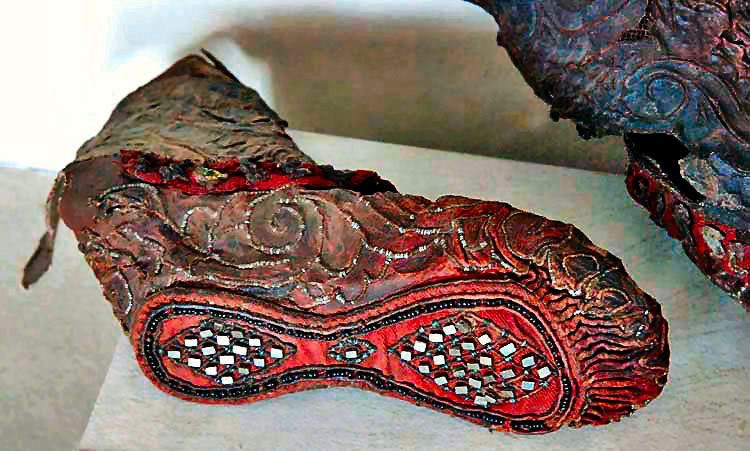 Antiguo zapato escita de hace 2,300 años fue descubierto en las montañas de Altái, en Siberia