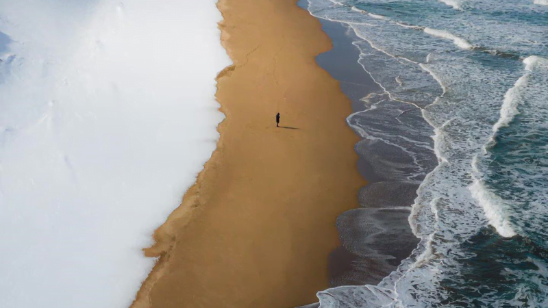 La asombrosa playa de Japón donde se juntan la nieve, la arena y el mar