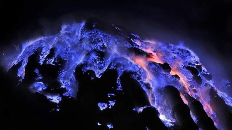 La lava azul en el volcán Kawah Ijen en Indonesia es un fascinante fenómeno natural