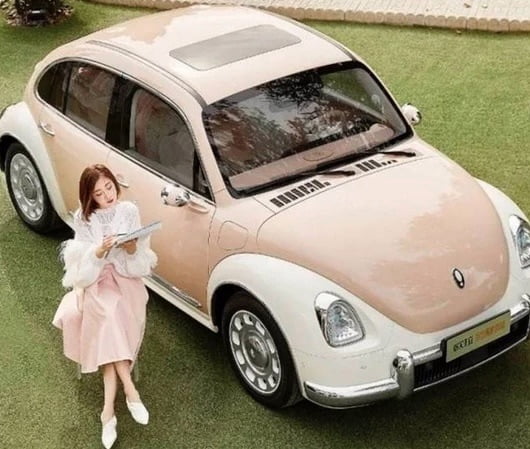 El Vocho eléctrico chino causa polémica con sus sistemas para la mujer