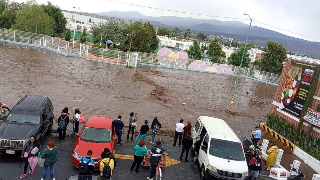 Habitantes de los Héroes de Chalco pierden todas sus pertenencias a causa de las inundaciones