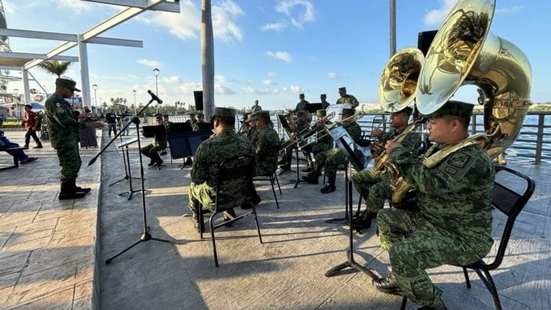 ¡Porque la SEDENA también es arte! Elementos del Ejército Mexicano sorprenden con magistral concierto