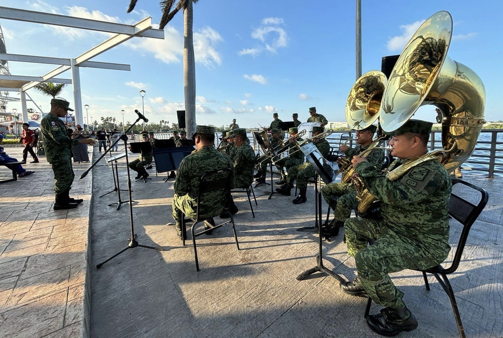 ¡Porque la SEDENA también es arte! Elementos del Ejército Mexicano sorprenden con magistral concierto