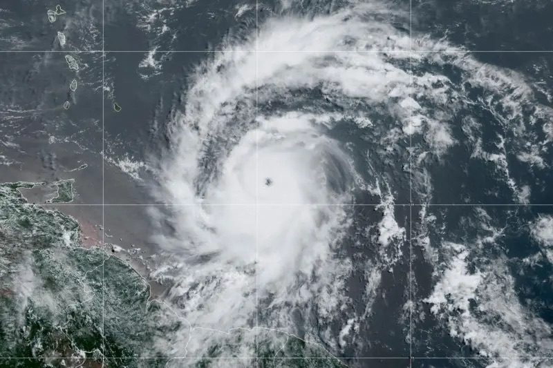 «Extremadamente peligroso»; Beryl se convierte en huracán categoría 4