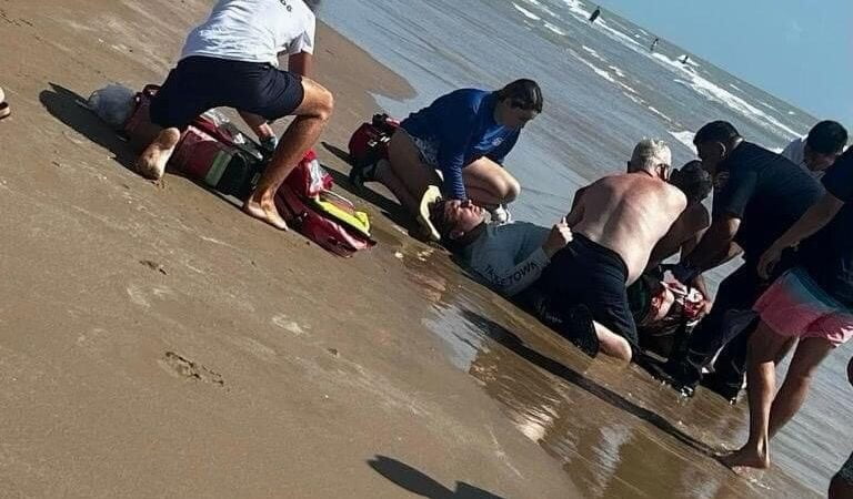 Una persona es severamente mordida por un tiburón en playas de la Isla del Padre