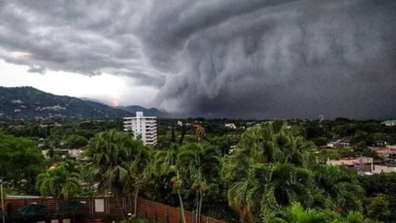 Huracán “Beryl” impactó sobre Jamaica con poderosos vientos dejando destrucción a su paso