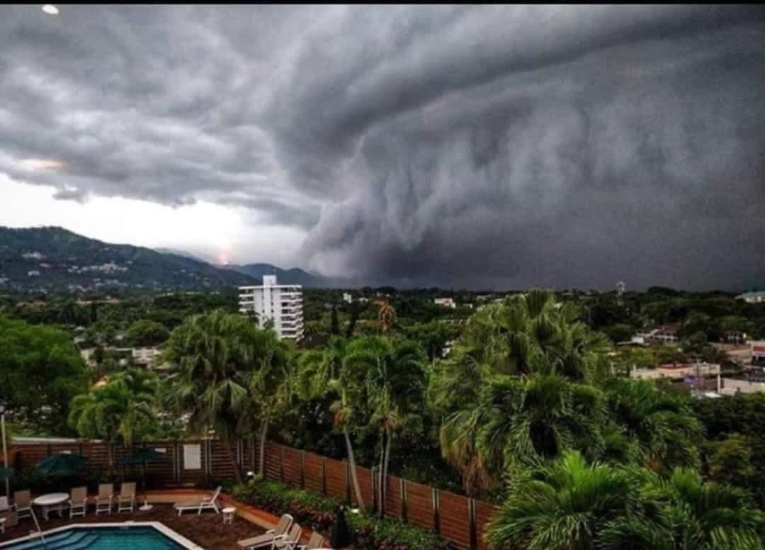 Huracán “Beryl” impactó sobre Jamaica con poderosos vientos dejando destrucción a su paso