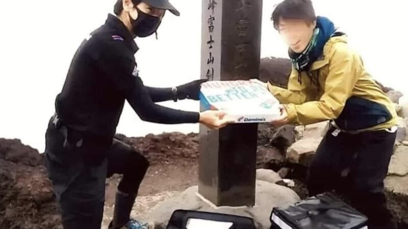 “Repartidor” de Domino’s Pizza tarda 6 horas pero entrega en la cima del Monte Fuji