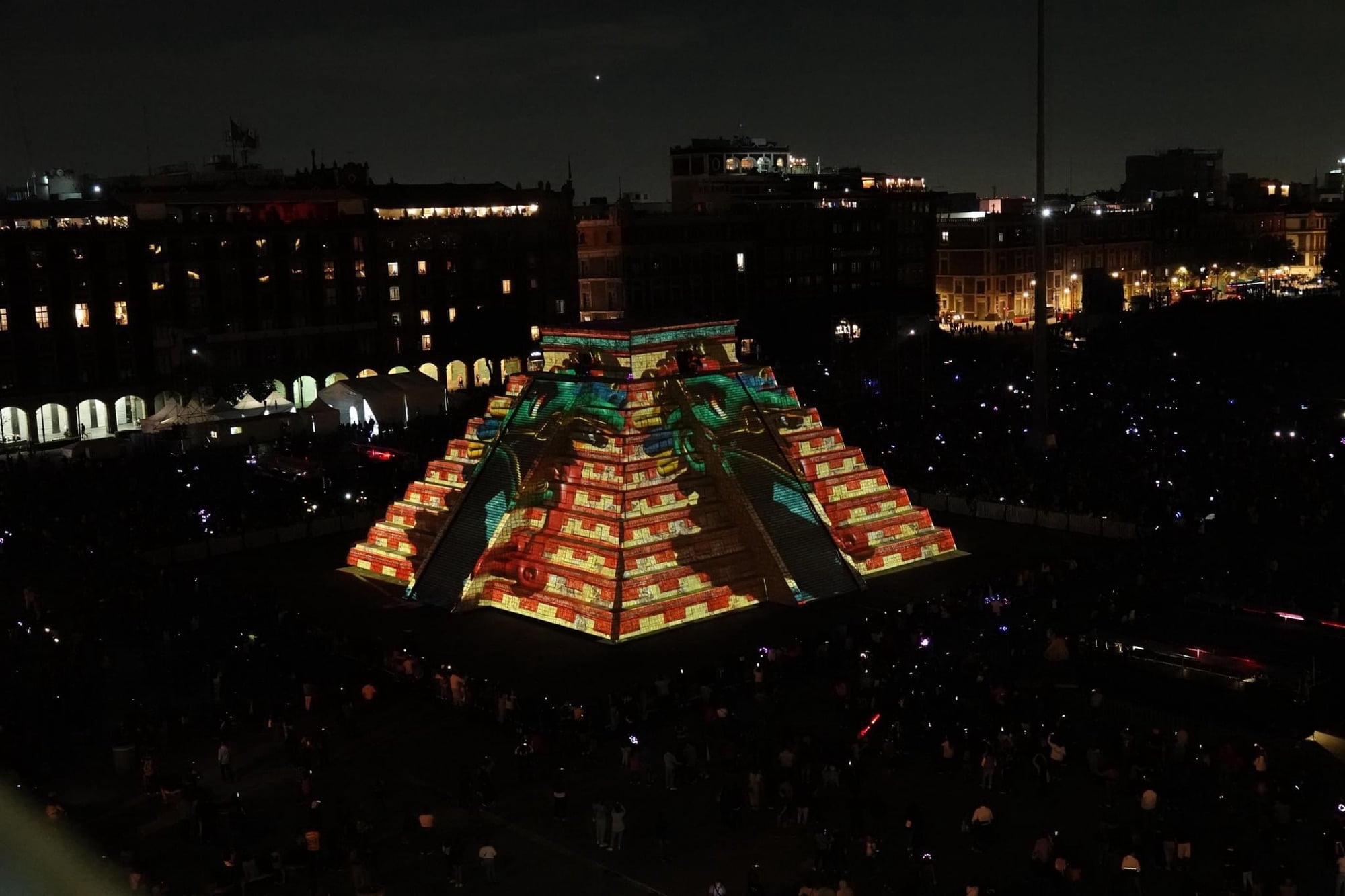Instalan réplica de la pirámide de Kukulcán en el Zócalo de la CDMX