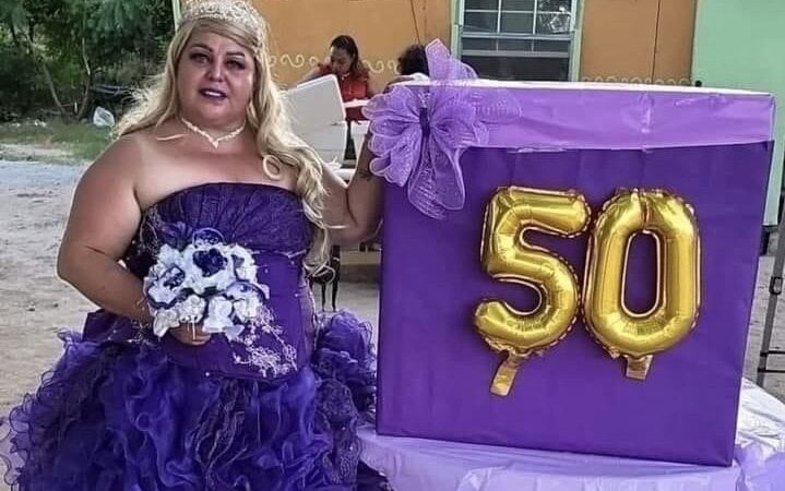 Mujer cumple 50 años y festeja vestida de quinceañera