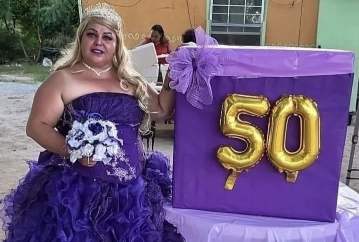 Mujer Cumple 50 Años Y Festeja Vestida De Quinceañera Visitala Radio