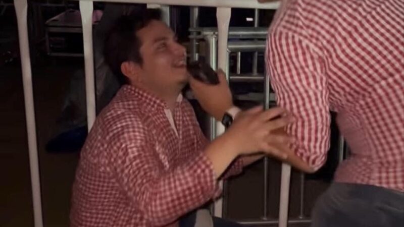 Joven le pide matrimonio a su novio en concierto de Julión