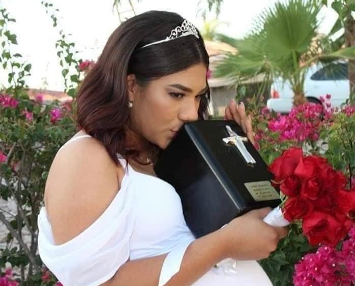 Realiza sesión de fotos con su esposo fallecido