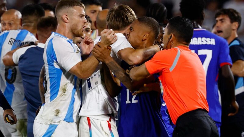 Futbolistas de Argentina y Francia se van a los golpes en París 2024