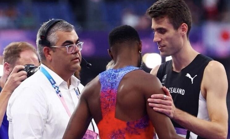Atleta estadounidense se niega a compartir el oro en el salto de altura de París 2024