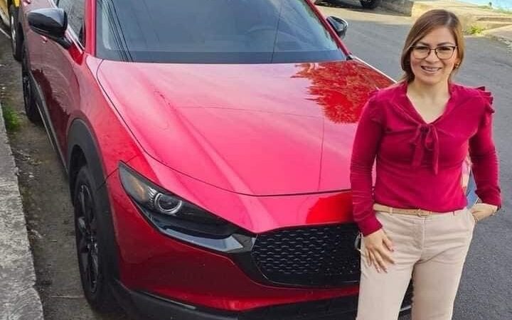 Joven le regala una camioneta a su ex en agradecimiento por el tiempo juntos