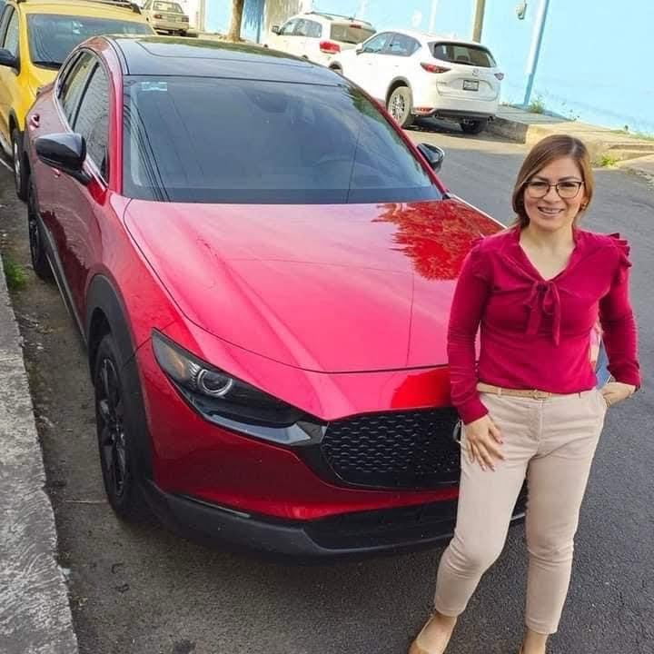 Joven le regala una camioneta a su ex en agradecimiento por el tiempo juntos