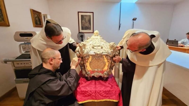 Tras casi 5 siglos el cuerpo de Santa Teresa de Jesús sigue incorrupto