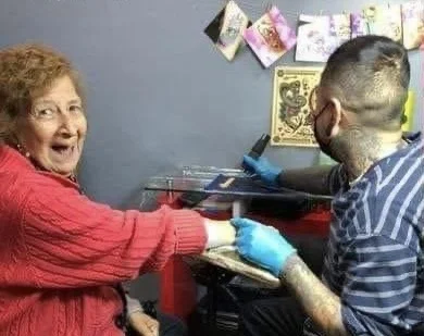 Abuelita se hace tatuaje a escondidas de su hija; su nieta fue su cómplice