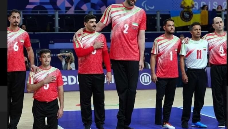 Campeón paralímpico duerme en el suelo; no le hicieron cama especial