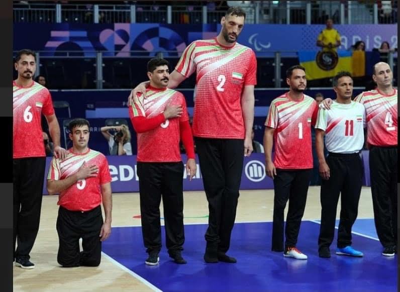 Campeón paralímpico duerme en el suelo; no le hicieron cama especial