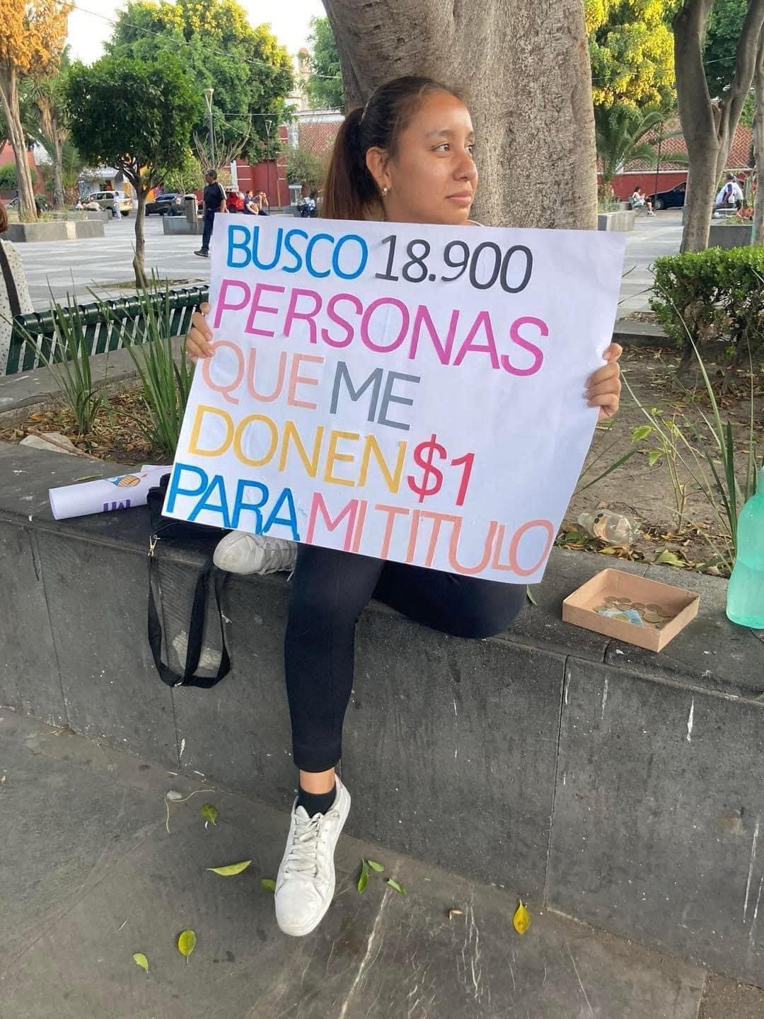 Joven busca 18,900 personas que le donen 1 peso para su título de maestra