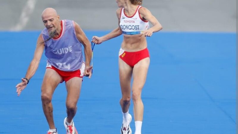 Eliminan a atleta de los Juegos Paralímpicos por ayudar a su guía