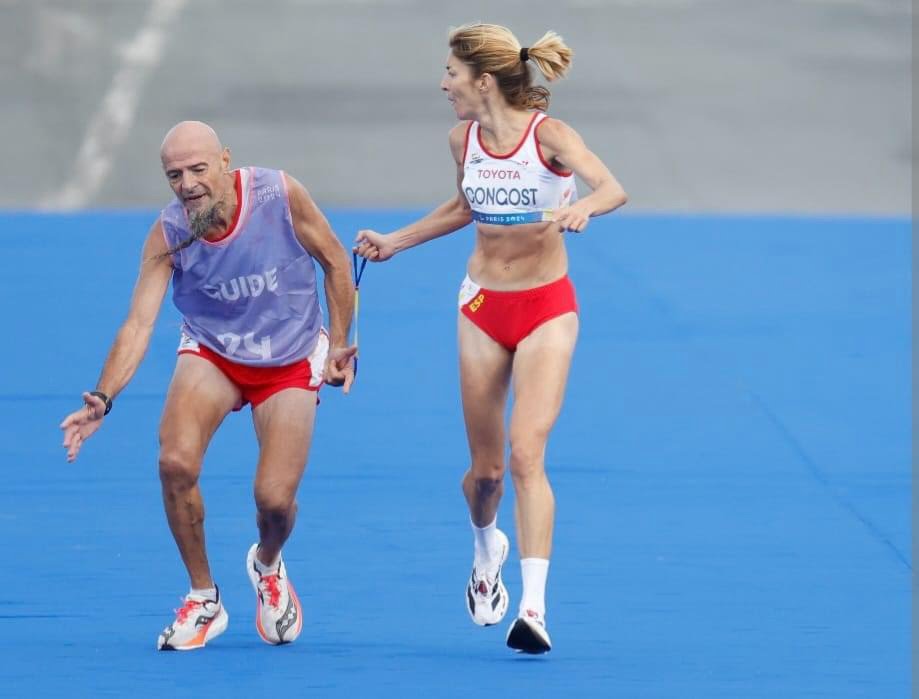 Eliminan a atleta de los Juegos Paralímpicos por ayudar a su guía