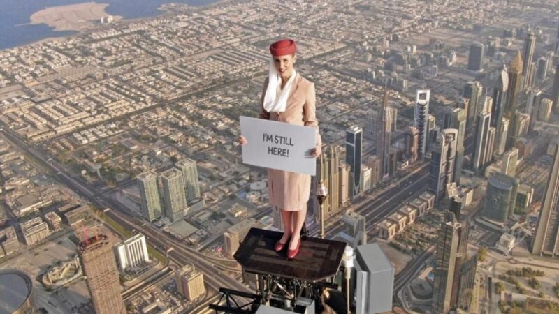 Mujer se subió al edificio más alto del mundo para grabar comercial de la aerolínea Emirates Airlines