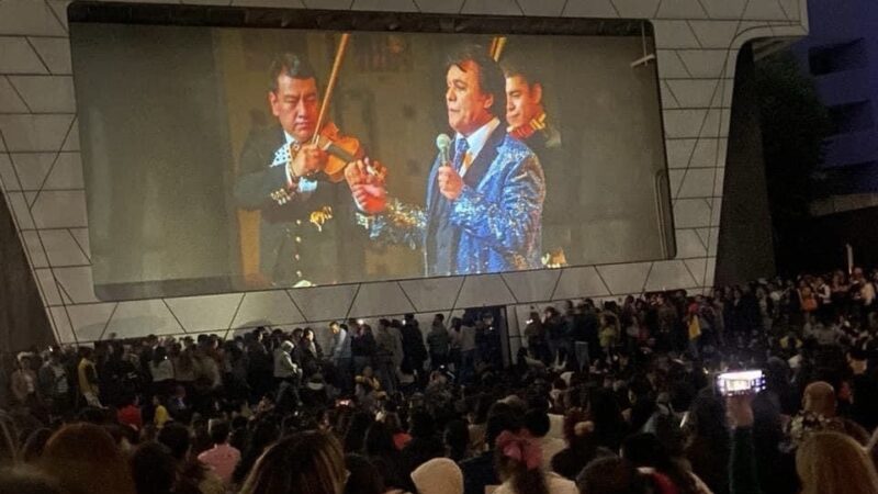 Concierto de Juan Gabriel colapsa la Cineteca Nacional en Bellas Artes