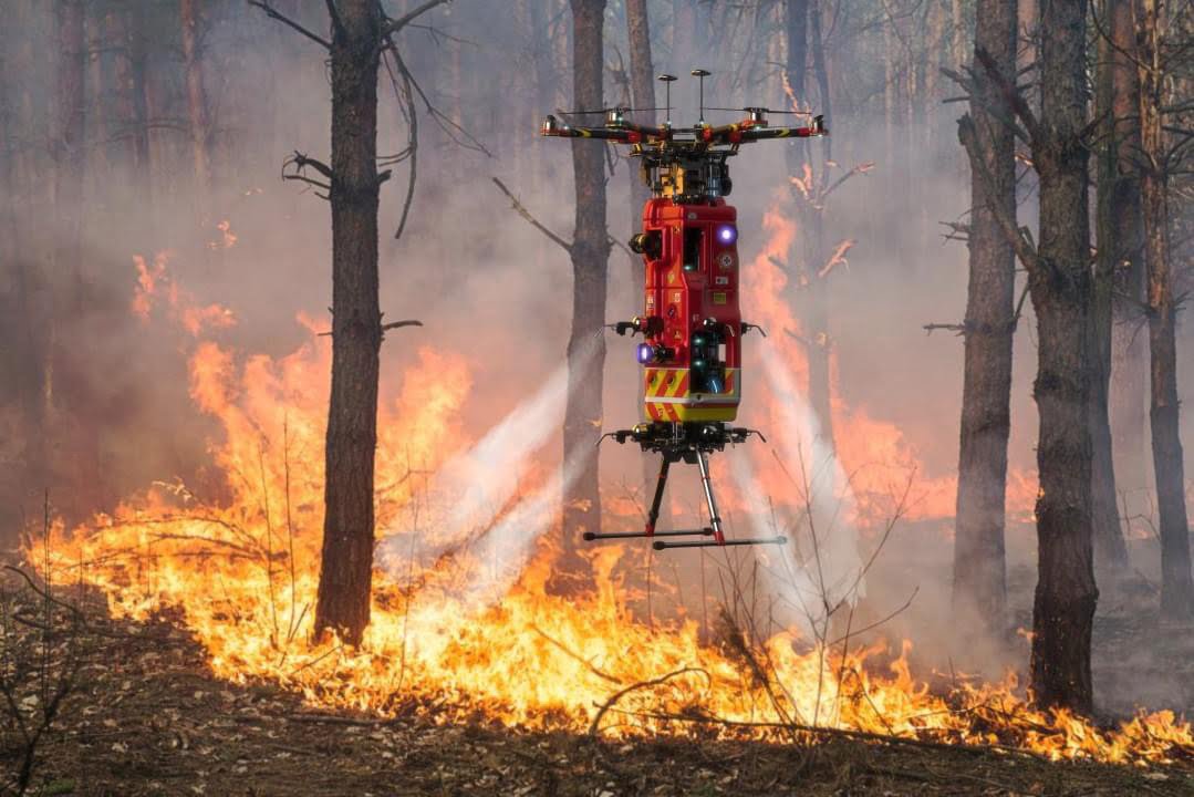 La tecnología que salva bosques: Drones que apagan incendios forestales desde el cielo