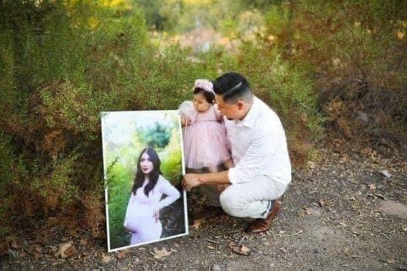 Un hombre y su pequeña hija recrearon las fotos de maternidad que él se tomó con su esposa mientras estaba embarazada