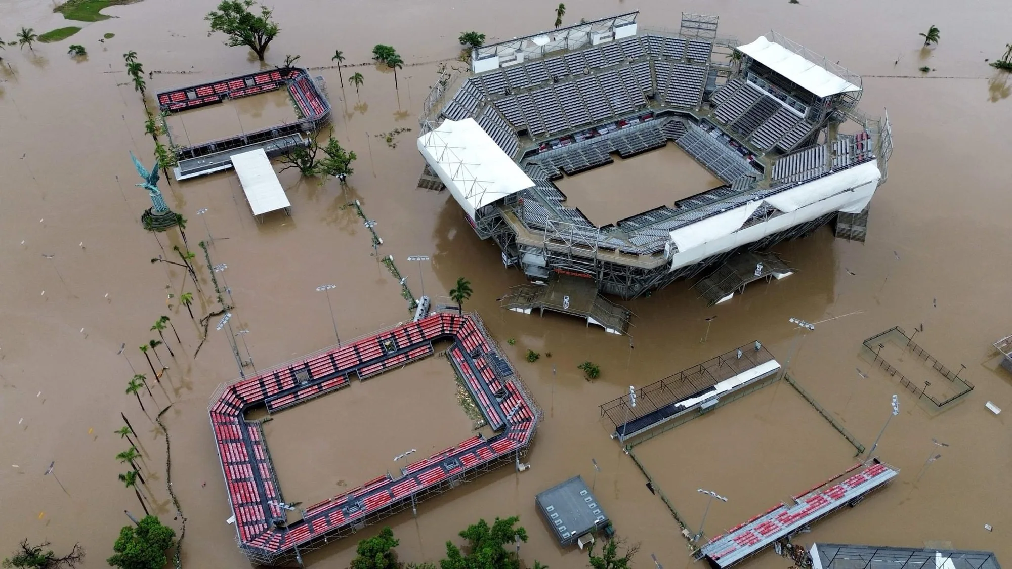 La Arena GNP, sede del Abierto Mexicano de Tenis, luce afectada por el huracán John