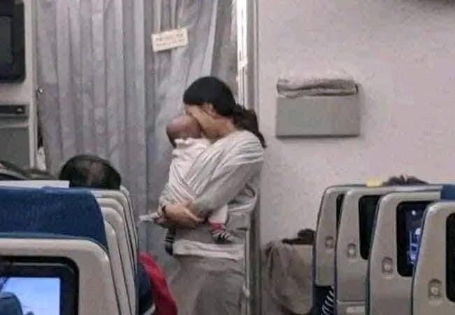 Una madre entregó a más de 200 pasajeros del avión una bolsa con dulces a cada uno ¿por qué?